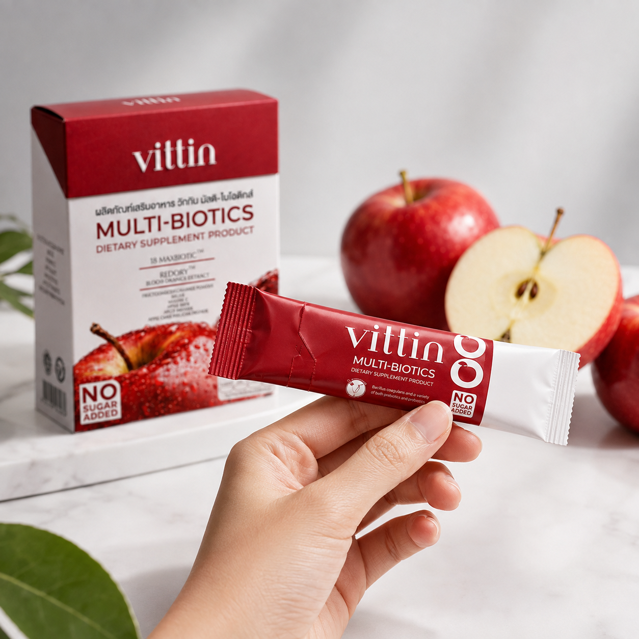 ซอง VITTIN Multi-Biotics ในมือ พร้อมกล่องผลิตภัณฑ์